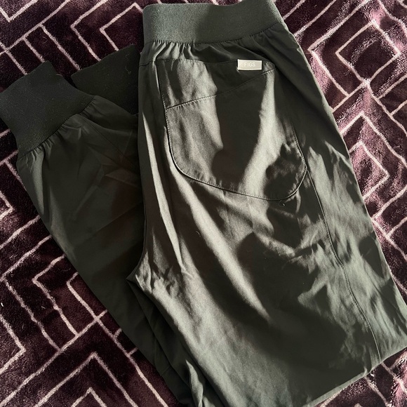 Figs  Fionlite material Joggers Size Small (Color Black) - Picture 2 of 14